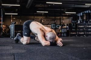 Uzun bir aradan sonra spor salonuna başlayacağım, hamlık ağrısını en aza indirmek için önerileriniz var mı?