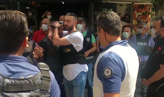 İzmirdeki HDP İl binasına saldıran katilin Polis tarafından böyle gözaltına alınması sizi rahatsız etmedi mi?