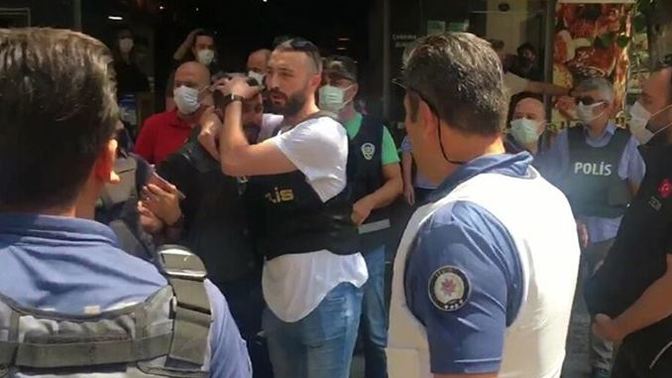 İzmir'deki HDP İl binasına saldıran katilin Polis tarafından böyle gözaltına alınması sizi rahatsız etmedi mi?