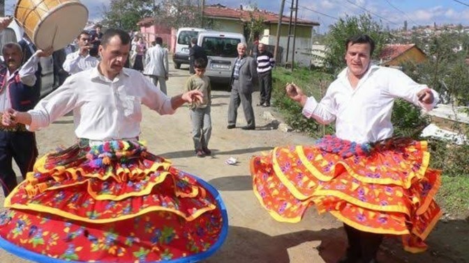 Arkadaşlar ne yapsam da getirtmesem şu köçekleri düğünüme?