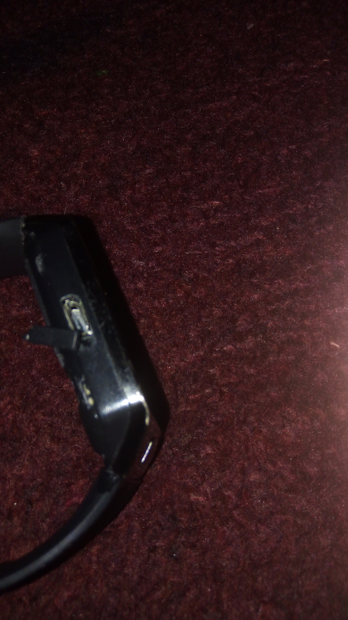 Akıllı saatin ve powerbank ın şarj soketi yerinden oynamış onun evde 1 çözümü var mı?