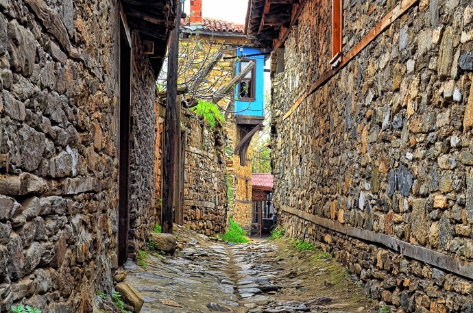 Cumalıkızık ara sokaklarında kaybolmak güzeldir.