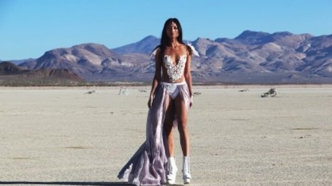 Ünlülerden bikini altına çizme giyme akımı başladı, trende uymak için böyle bir kombin yapar mısınız?