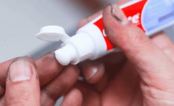 Koltuktaki bu keçe kalem lekesini nasıl temizlenir?