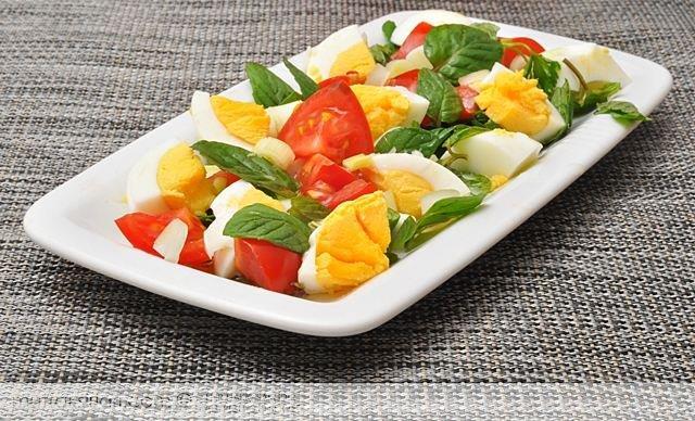 Haşlanmış yumurtayı tadından ve kokusundan midem bulanmadan nasıl yiyebilirim?