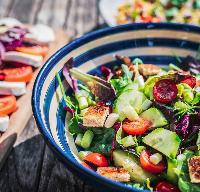 Salata yaparken domates kabuklarını soyar mısınız ya da soyulmalı mı?