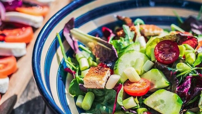Salata yaparken domates kabuklarını soyar mısınız ya da soyulmalı mı?