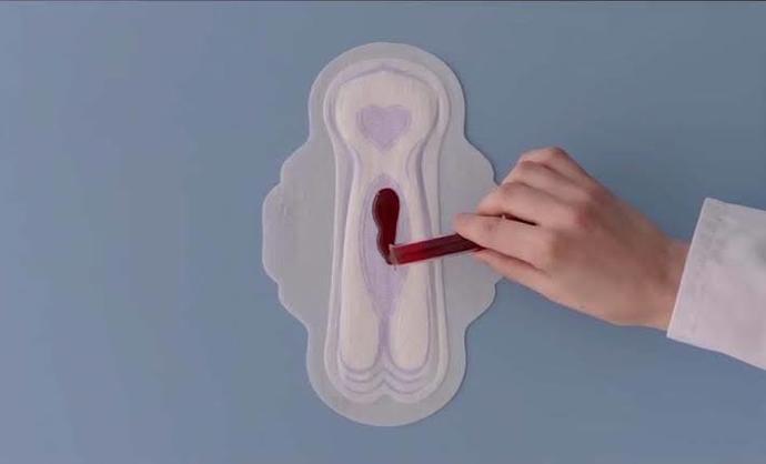 Regl kanı kırmızıyken ped reklamlarında neden mavi renkte gösteriliyor?