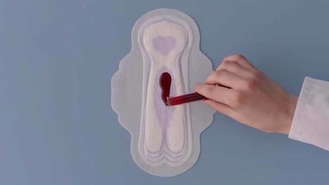Regl kanı kırmızıyken ped reklamlarında neden mavi renkte gösteriliyor?