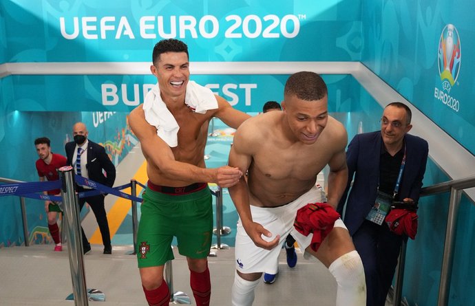 Mbappe idolü Ronaldodan formayı kaptı! Siz futbolcu olsaydınız idolünüz hangi futbolcu olurdu?