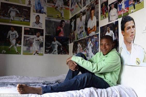 Mbappe idolü Ronaldodan formayı kaptı! Siz futbolcu olsaydınız idolünüz hangi futbolcu olurdu?
