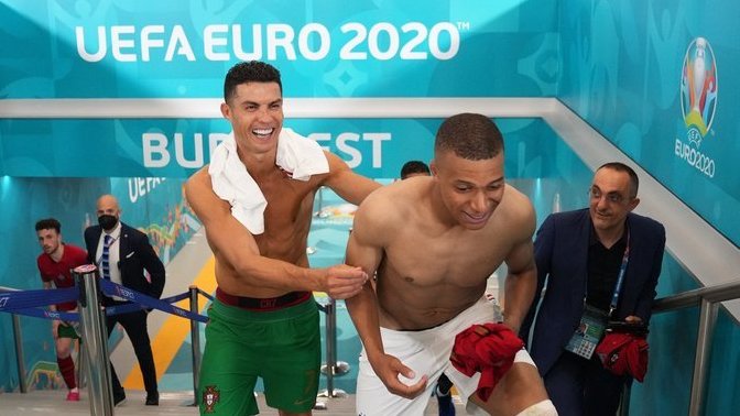 Mbappe idolü Ronaldo'dan formayı kaptı! Siz futbolcu olsaydınız idolünüz hangi futbolcu olurdu?