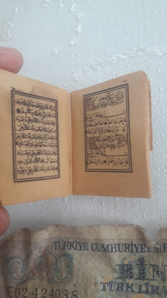 Evde bir beze sarılı aşırı küçük arapça kitapbuldum ne bu?
