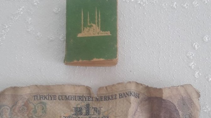 Evde bir beze sarılı aşırı küçük arapça kitapbuldum ne bu?