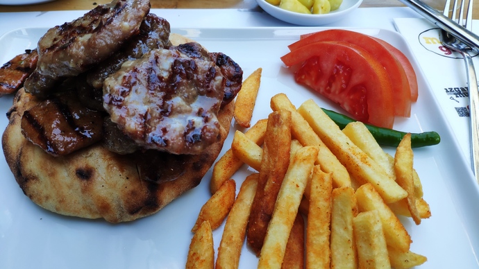 Köftenin yanına en iyi ne gider?