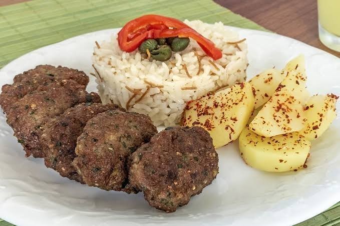 Köftenin yanına en iyi ne gider?