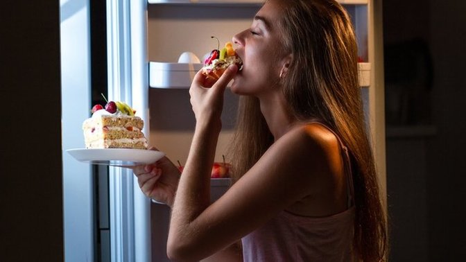 Geceler habire yiyorum ve sevgilim kilo alacaksın diye yakınıyor. Gece yemek ne kadar kilo aldırır?