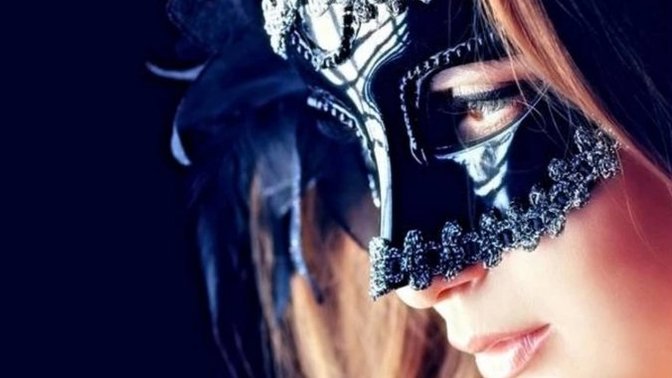 Aşk insanların yüzündeki görünmez maske midir?