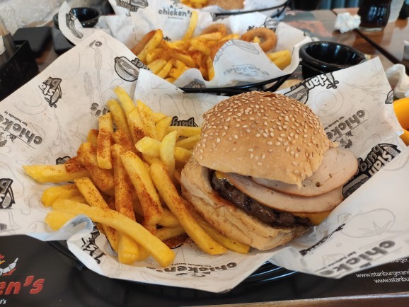 Senin hamburgerin et mi yoksa tavuk mu olmalı?