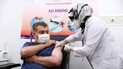sağlık bakanına türbanlı birisi iğne vururken