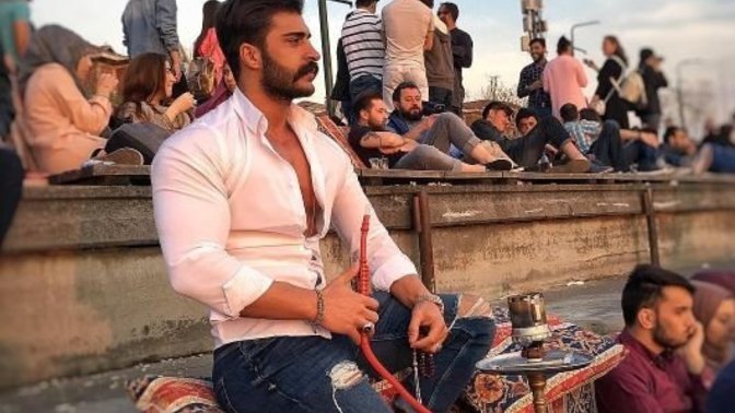 Nargileci Talha Can tarzı dar takım giyen erkekleri tercih eden kızlar var mı gerçekten ?