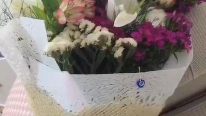 Eve götüremem diyip çiçeği çöpe atan sevgili?