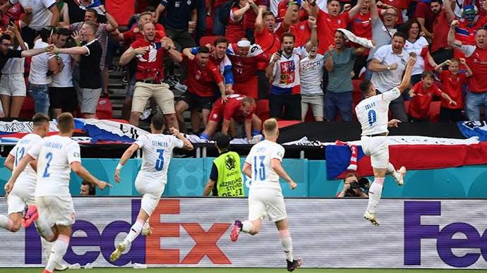 Hollanda 0-2 Çekya! Hollanda taraftarları sahaya arkalarını dönerek protesto etti, ne düşünüyorsunuz?