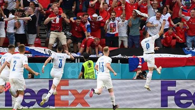 Hollanda 0-2 Çekya! Hollanda taraftarları sahaya arkalarını dönerek protesto etti, ne düşünüyorsunuz?