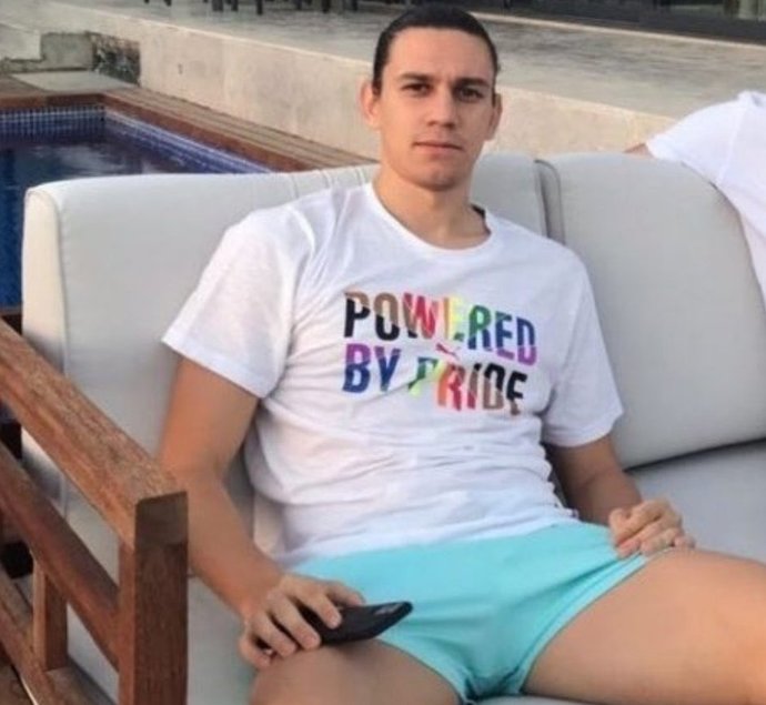 Galatasaraylı futbolcu Taylan Antalyalı, pride tişörtü giydiği için linç yedi! Ne düşünüyorsunuz?