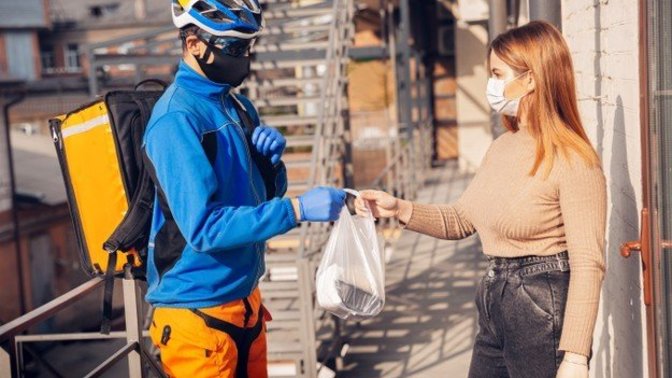 Kuryeye bahşiş vermedim diye nişanlım söylendi, kuryeye bahşiş vermek şart mı?