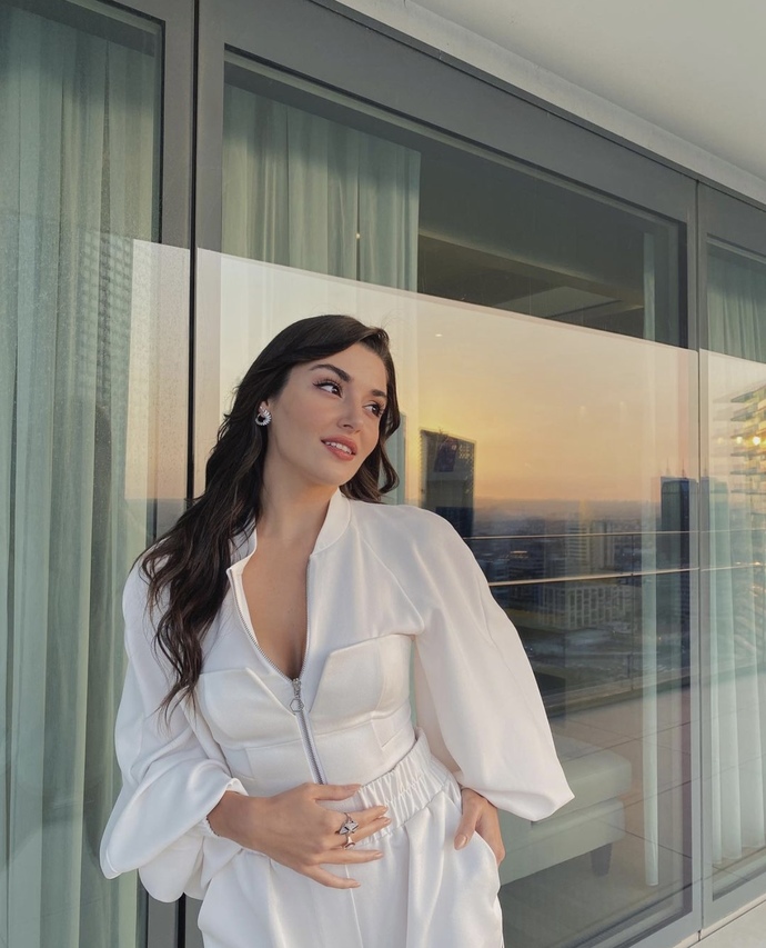 Hande Erçeli güzel bulmayanlar, renkli gözlü olmadığı için mi güzel bulmuyorsunuz?