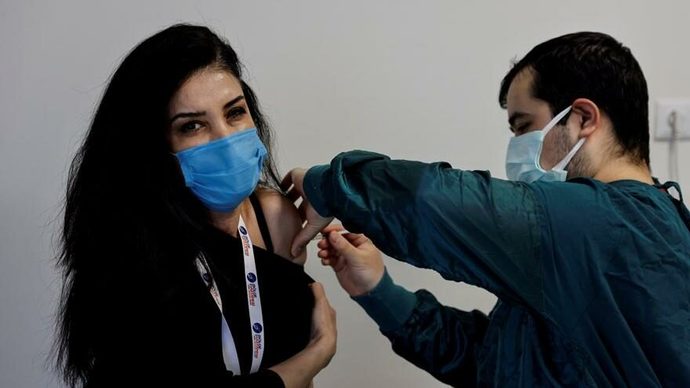 Bilim insanlarından ortak açıklama: BioNTech ve Moderna aşısının koruyuculuğu 10 ay değil, yıllarca sürüyor. Hangi aşıyı oldunuz?
