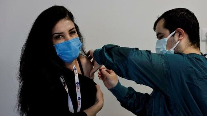 Bilim insanlarından ortak açıklama: BioNTech ve Moderna aşısının koruyuculuğu 10 ay değil, yıllarca sürüyor. Hangi aşıyı oldunuz?