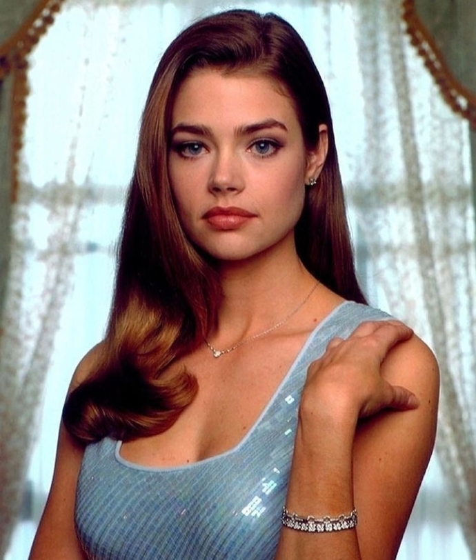 Denise Richards Adriana Lima, Barbara Palvin gibi yeni yetmelerden çok daha güzel değil mi 😍 ?