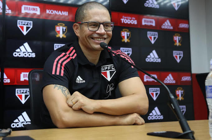 Alex de Souza, teknik direktörlük kariyerine galibiyetle başladı! Sizce Alex bir gün Fenerbahçeye gelir mi?