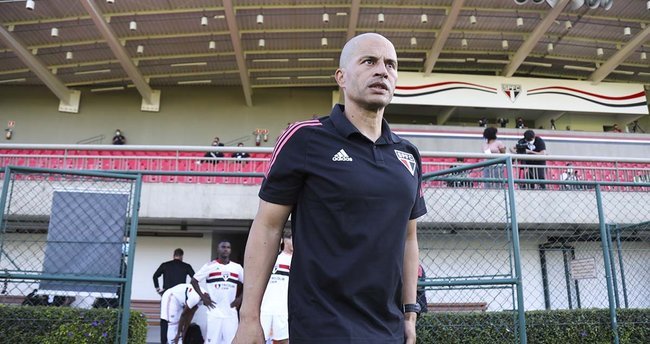 Alex de Souza, teknik direktörlük kariyerine galibiyetle başladı! Sizce Alex bir gün Fenerbahçeye gelir mi?