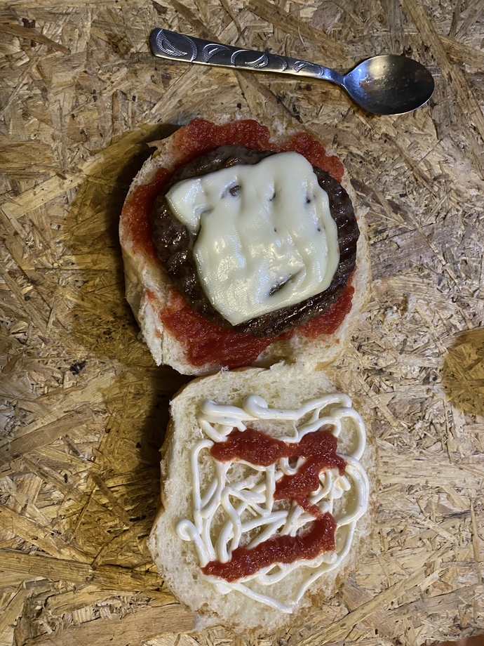 Kızın adının bas harfini hamburgerin icine yazdim. Bu fakir hamburgeri dedi ve engelledi beni Ne yapsam doner sizce ?