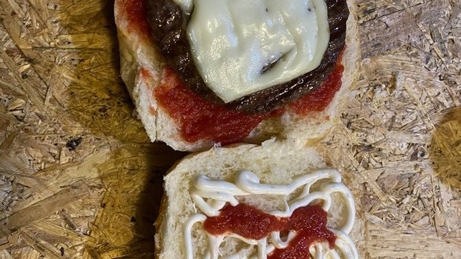 Kızın adının bas harfini hamburgerin icine yazdim. Bu fakir hamburgeri dedi ve engelledi beni Ne yapsam doner sizce ?