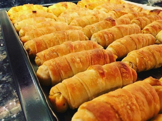 İzmir'de bir vatandaş böreğin bittiğini duyunca pastaneyi satırla bastı! Sen hangi yemek bitince sinirlenirsin?