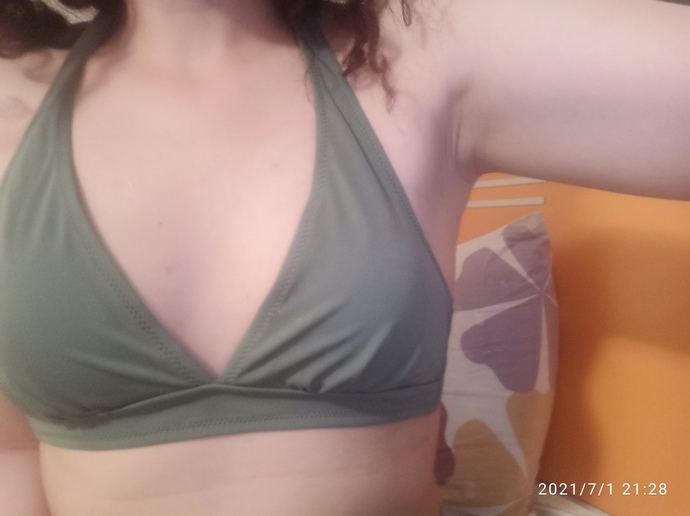 Göğüslerim çok mu küçük, bikininin içinde güzel durmuyor mu?