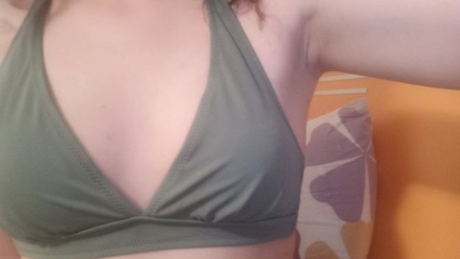 Göğüslerim çok mu küçük, bikininin içinde güzel durmuyor mu?  