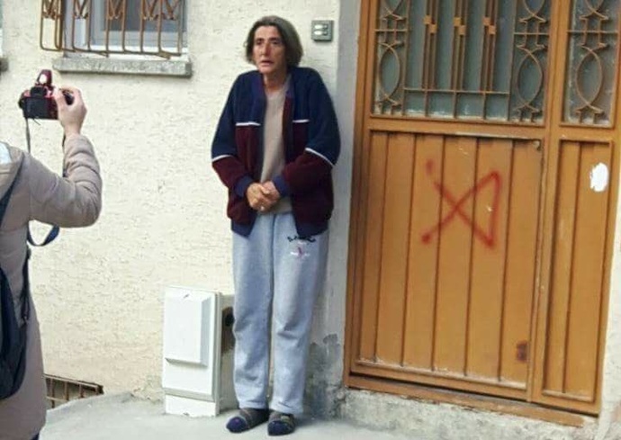 Kapısı işaretlenen kadın. Y&uuml;zdeki o korku.
