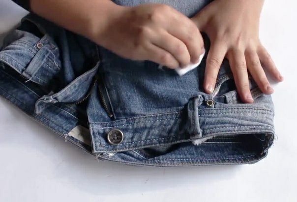 Kıyafete yapışan ağda nasıl çıkar?