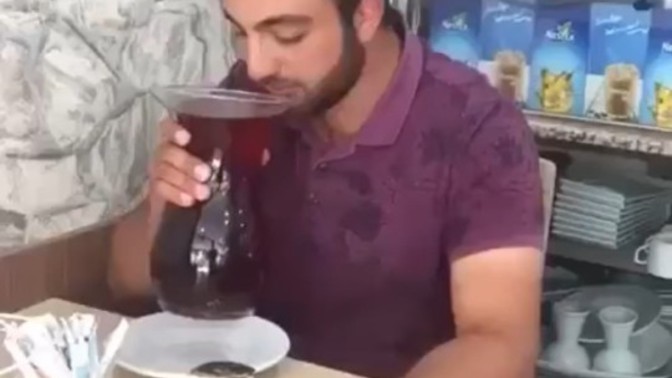 Çay tiryakilerine özel bardak yapmışlar. Siz bu bardaktan çay içer misiniz?