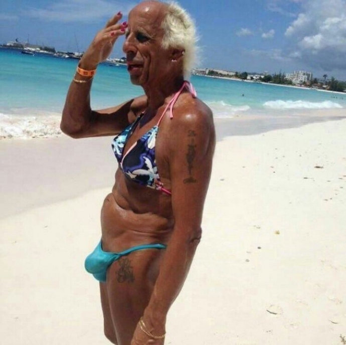 Kızlar, Madem kadınlar ve erkekler eşit, meme erkekte de var, niye bikini giyilmiyor?