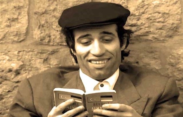 Bir Kemal Sunal geldi, geçti. Bugün onun ölüm yıldönümü. Kemal Sunaldan bahsedelim mi bugün?