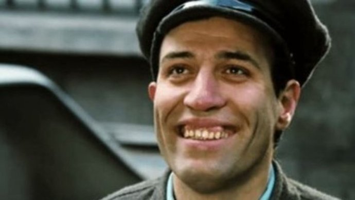 Bir Kemal Sunal geldi, geçti. Bugün onun ölüm yıldönümü. Kemal Sunaldan bahsedelim mi bugün?