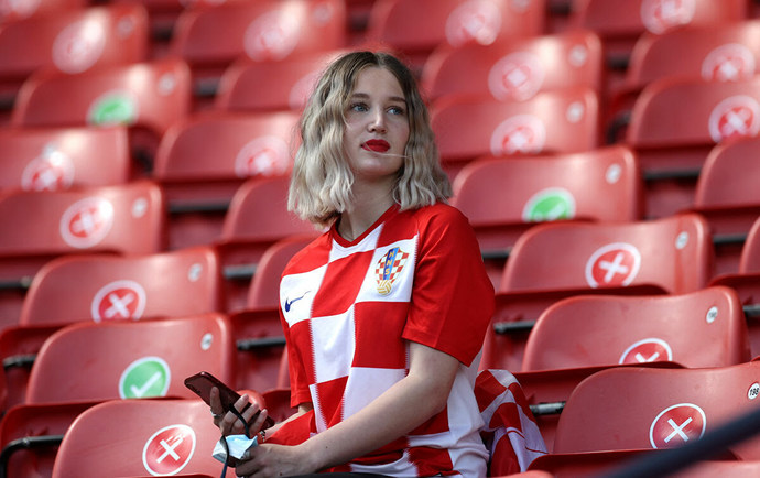 EURO2020deki hangi ülkenin kadınları tribünlerin en güzelidir?