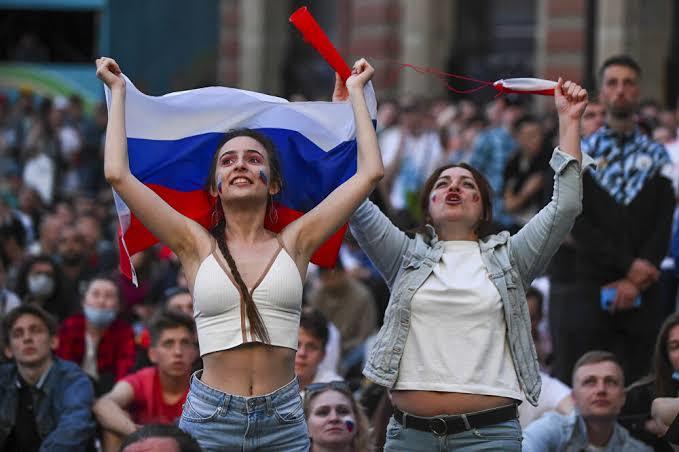 EURO2020deki hangi ülkenin kadınları tribünlerin en güzelidir?
