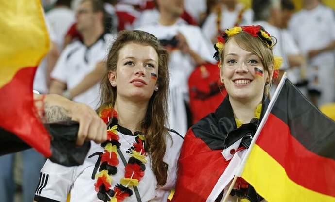 EURO2020deki hangi ülkenin kadınları tribünlerin en güzelidir?
